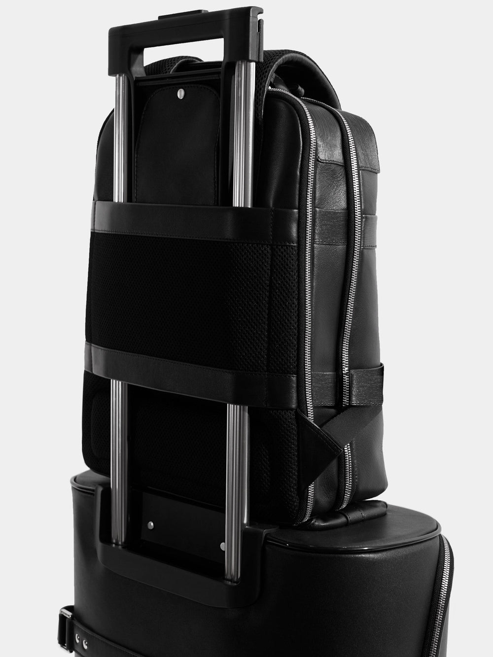 black leather backpack on luggage reisegepäck leder rucksack